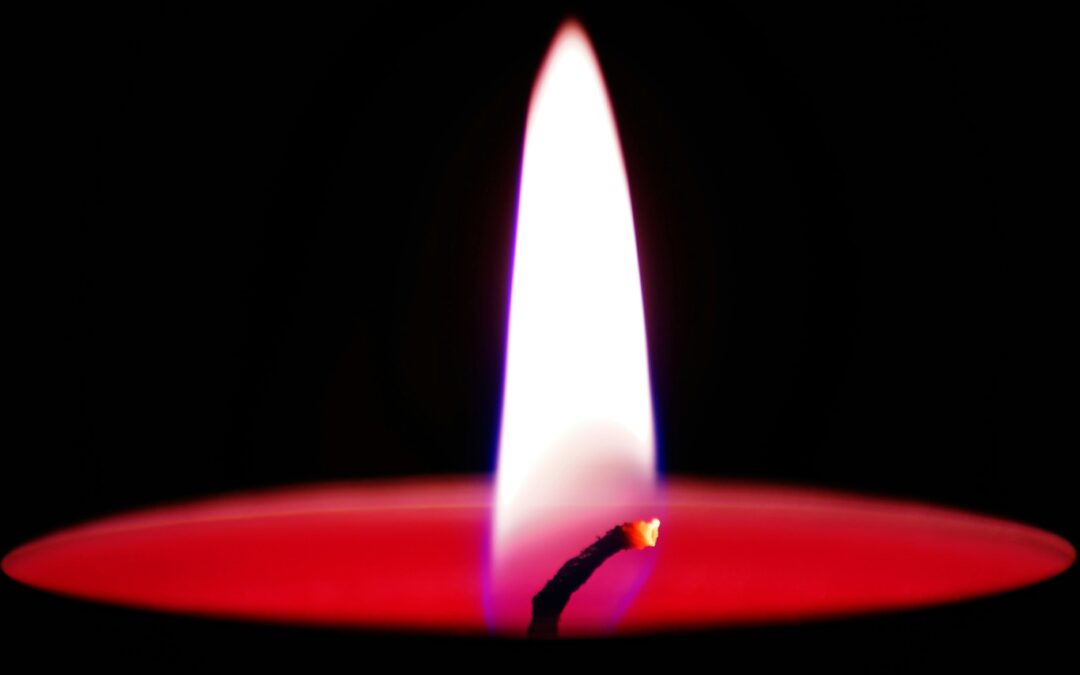 Brandschutz Adventszeit: Kerzen & Kranz – Weihnachtsbrand verhindern